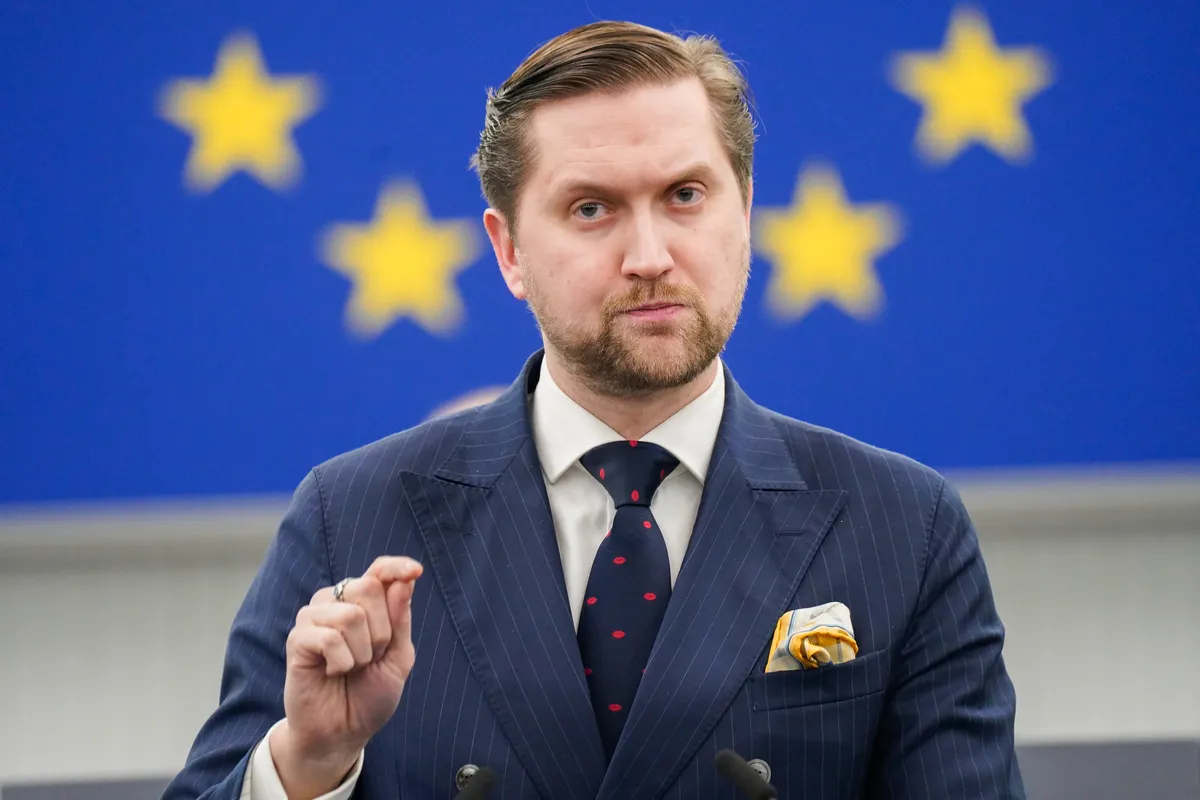 Яак Мадисон выступает в зале заседаний Европарламента.