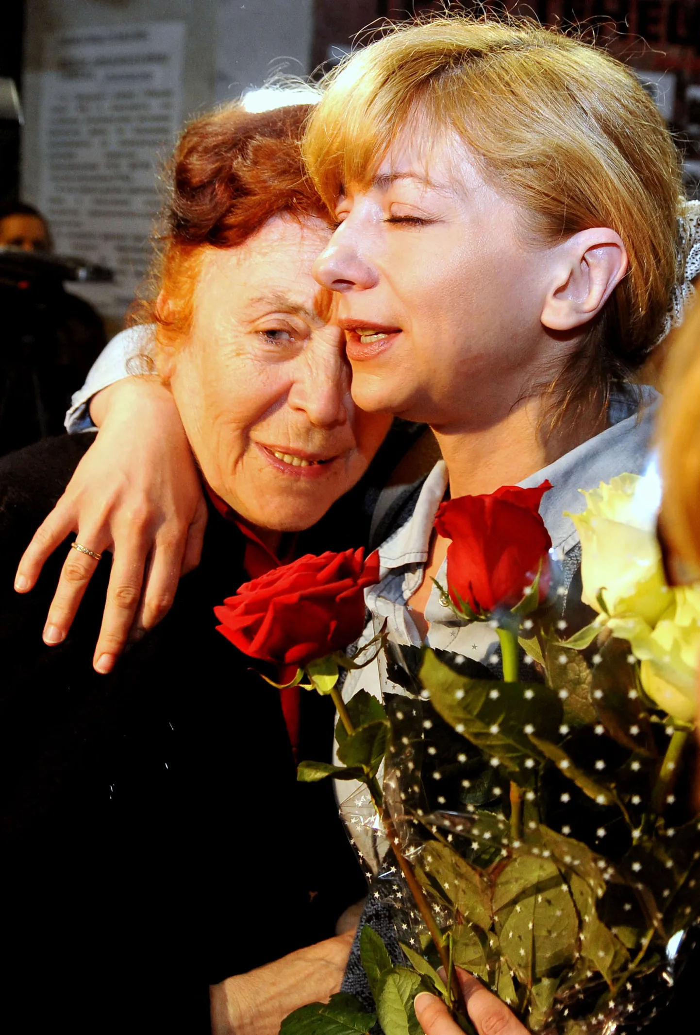Irina Halip (paremal) oma ämma Alla Sannikova embuses eile pärast kohut.