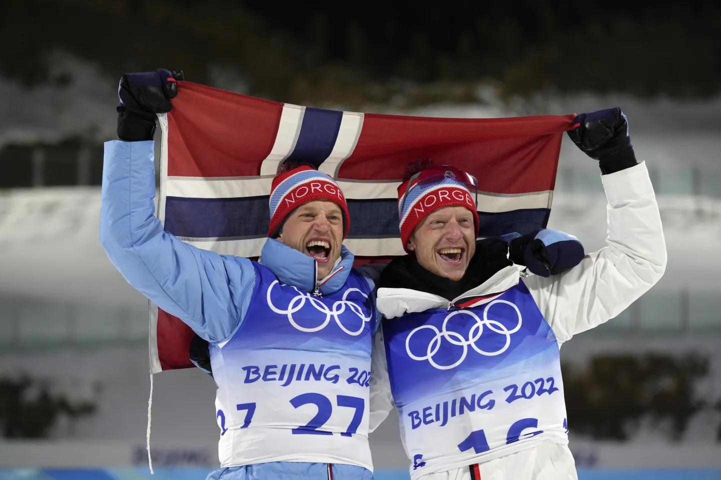 Tarjei Bö (vasakul) ja Johannes Thingnes Bö sprindi lilletseremoonial.