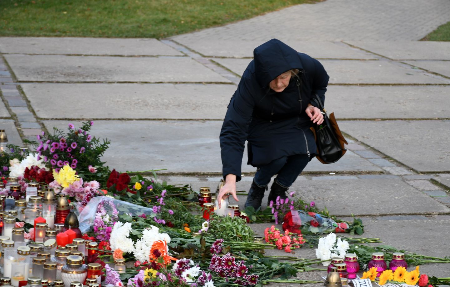 Pēc Daugavpils mēra aicinājuma, pie nojaucamā pieminekļa Otrā pasaules kara padomju karavīriem Slavas skvērā Daugavpilī nolikti ziedi un svecītes.
