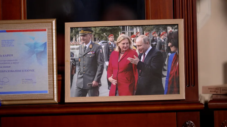 В кабинете петербургского особняка у Карин Кнайсль висит ее фотография с президентом Путиным