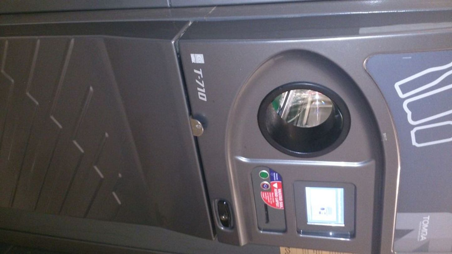 Taaraautomaatide küljes on spetsiaalsed konksud, kuhu saab näiteks käekoti riputada.