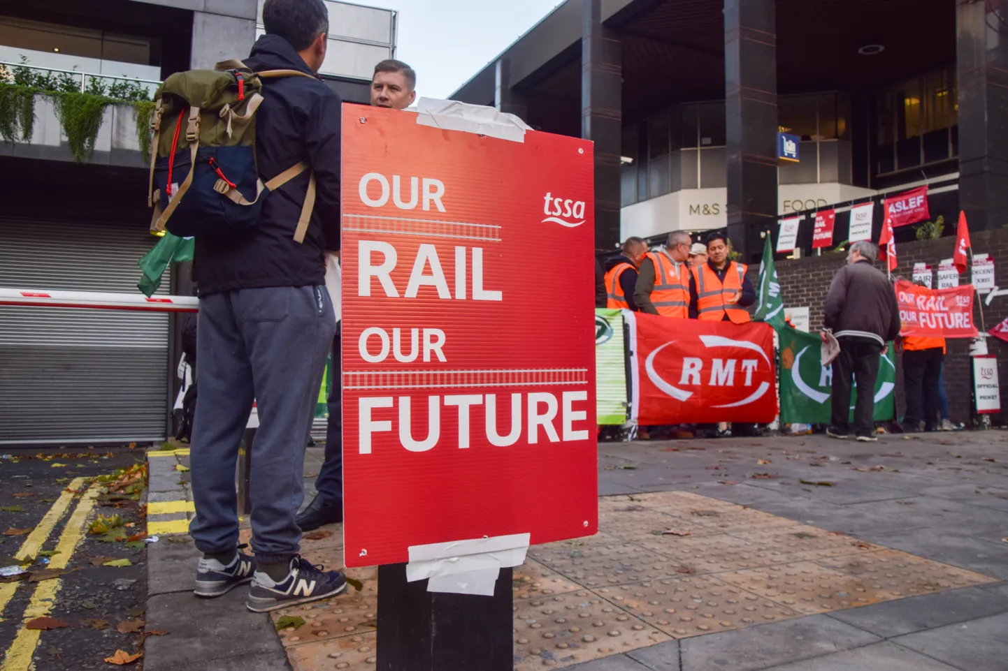 Raudteetöötajate pikett Londonis Euston Stationi ees. 1. oktoober 2022.