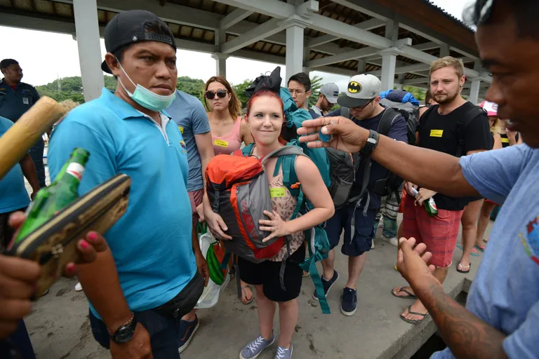 Turistid seisavad Padangbai sadamas Karangasemis, et Balilt praamiga lahkuda