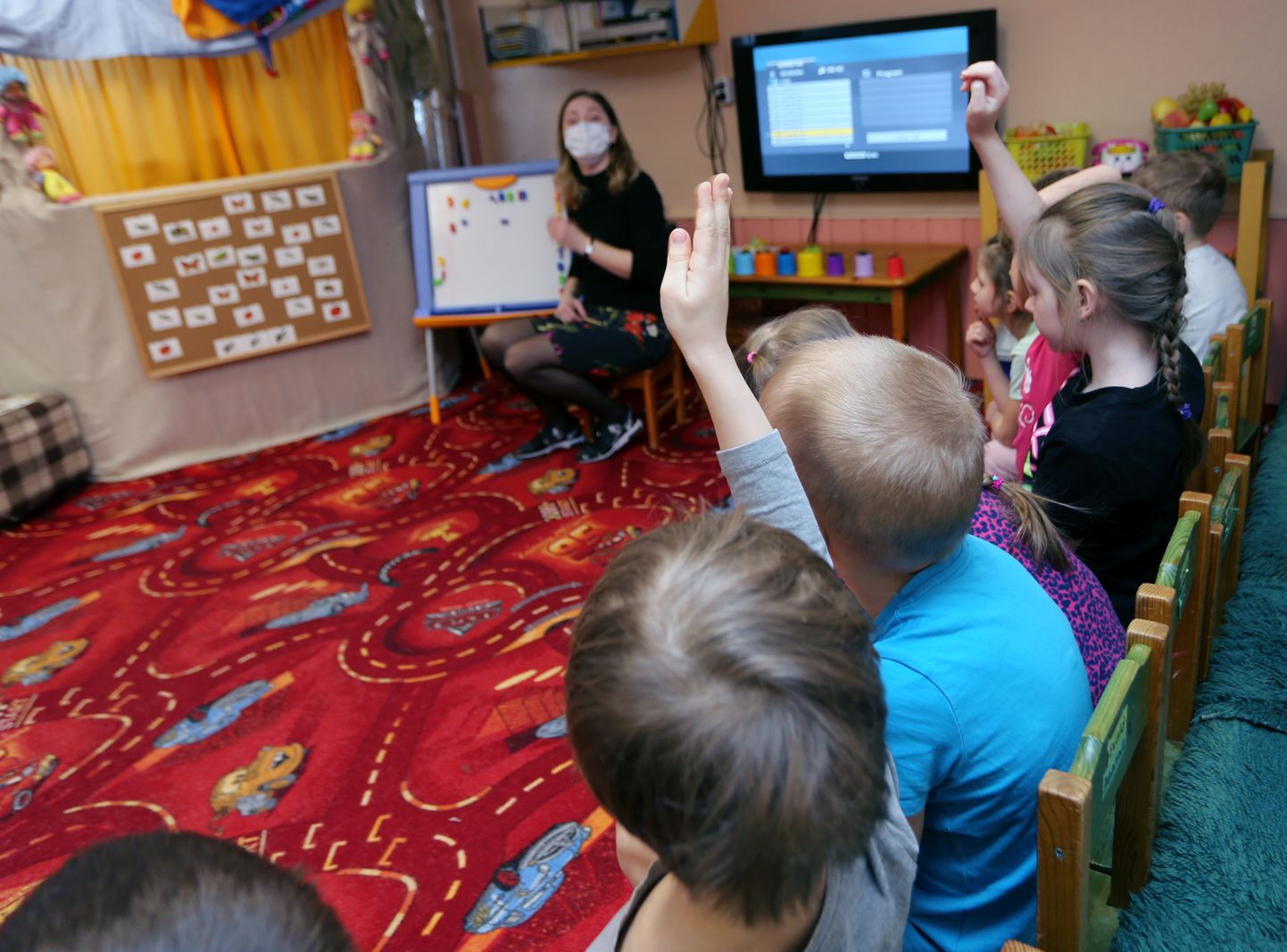 Eesti keele õpe vene lasteaias Annike. Pildil õpetaja Natalja Ljutov eesti keelt õpetamas.