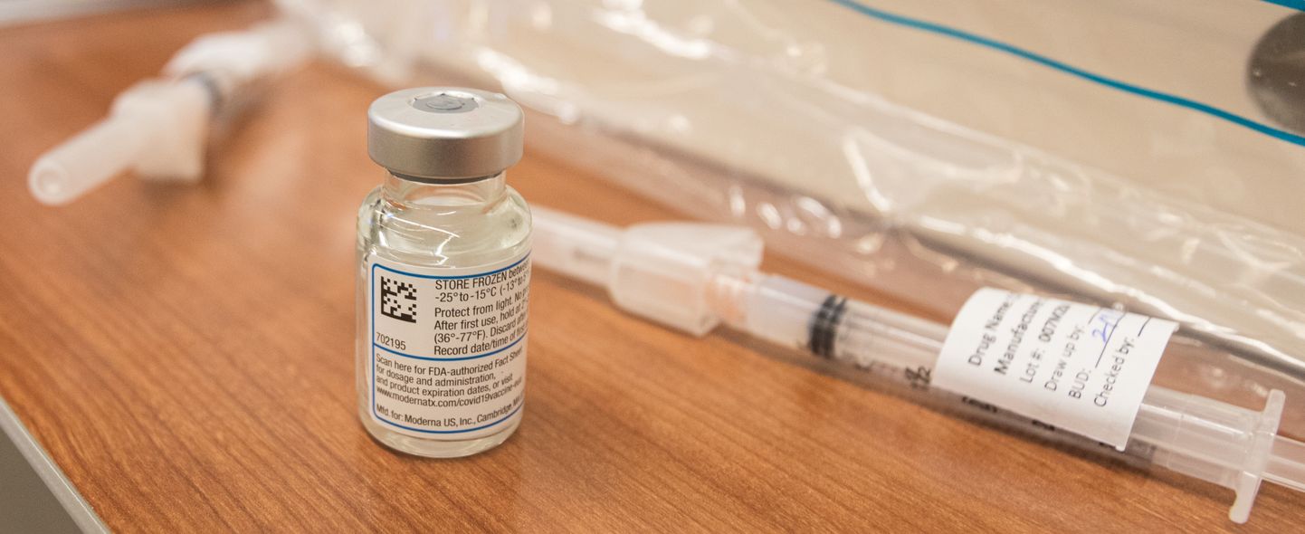 Moderna COVID-19 vaktsiin ja selle manustamiseks vaalik süstal veteranide kliinikus San Diegos, Californias.