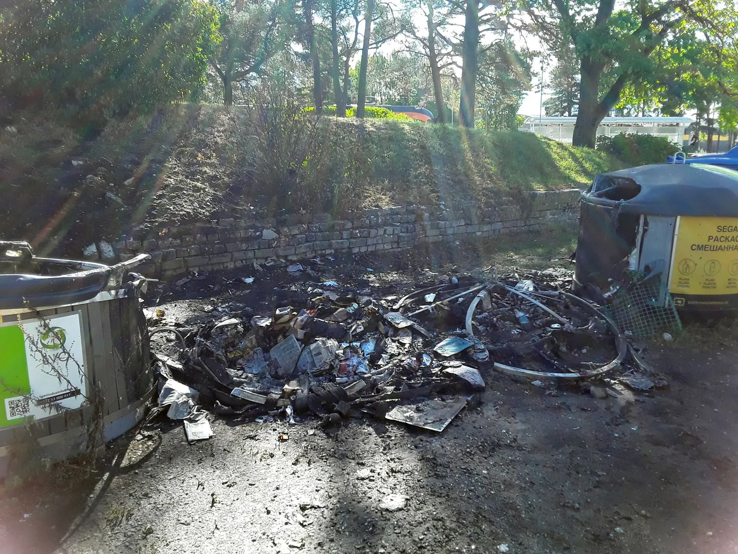 Liiva jaama põlenud konteinerid.