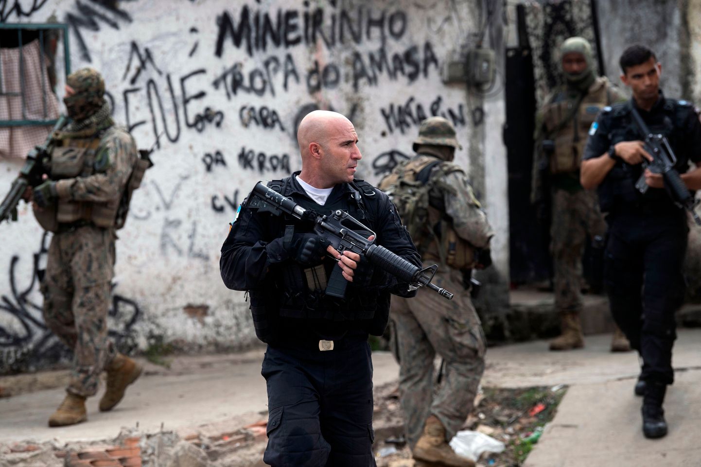 Sõjaväepolitsei ja eriüksuslased Rio de Janeiro slummis.