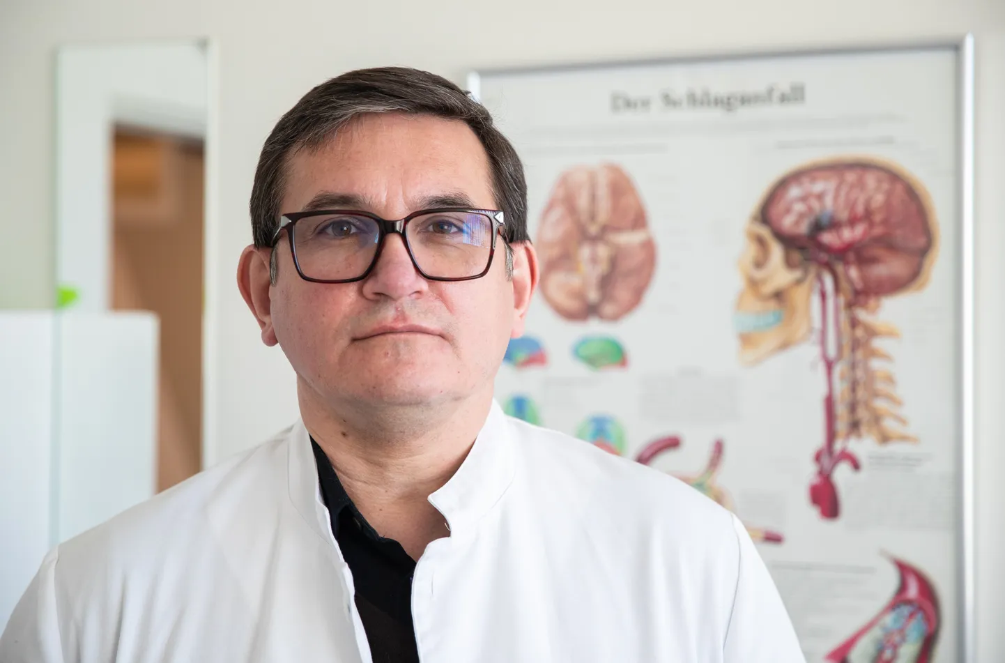 Neuroloogi ja Tallinna Ülikooli professori Toomas Toomsoo sõnul avaldub  Parkinsoni tõbi peamiselt kesk- ja vanemas eas, ent haigete hulgas on siiski ka nooremaid patsiente.