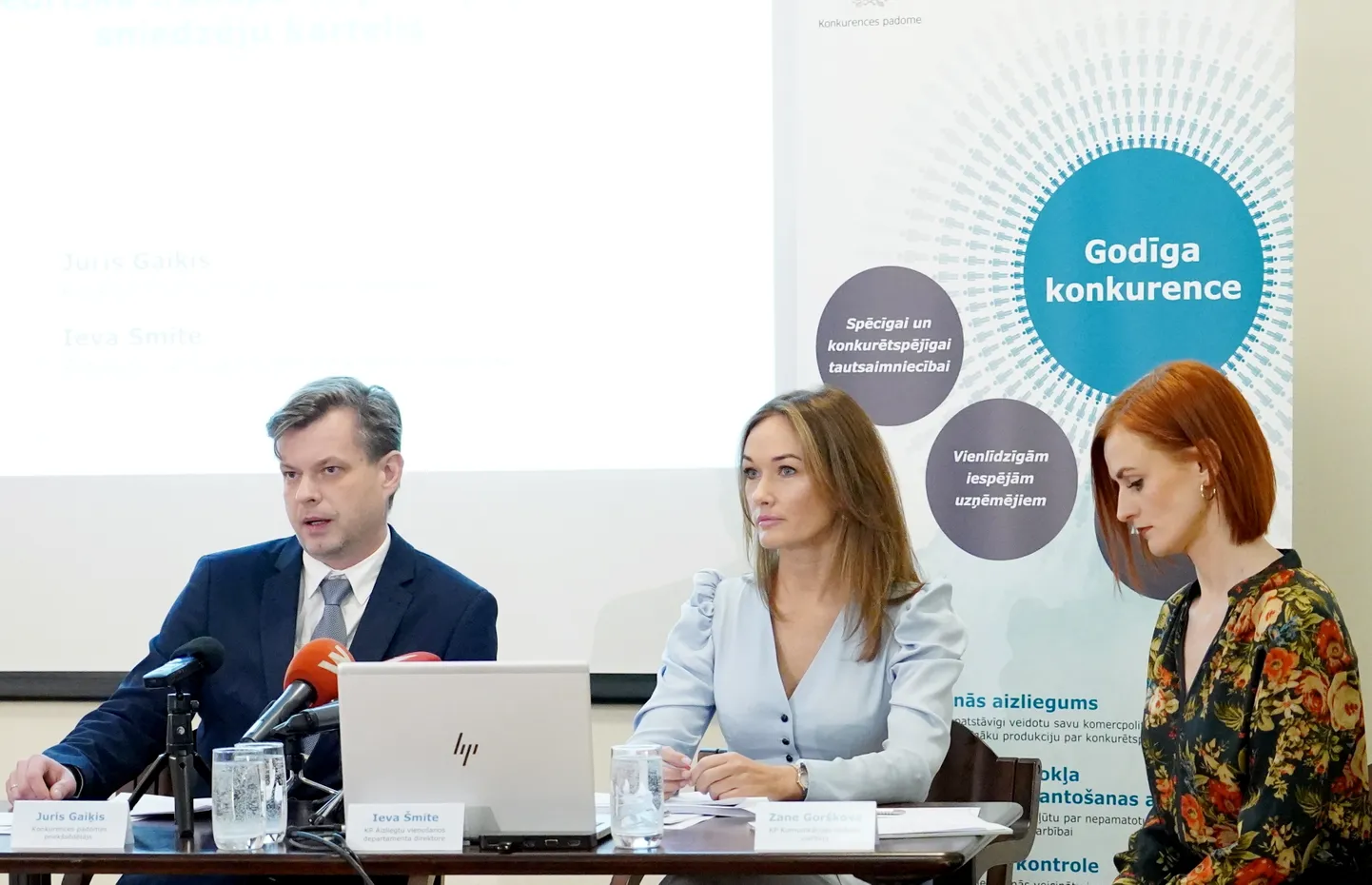 Konkurences padomes priekšsēdētājs Juris Gaiķis, KP Aizliegtu vienošanos departamenta direktore Ieva Šmite un KP Komunikācijas nodaļas vadītāja Zane Gorškova.