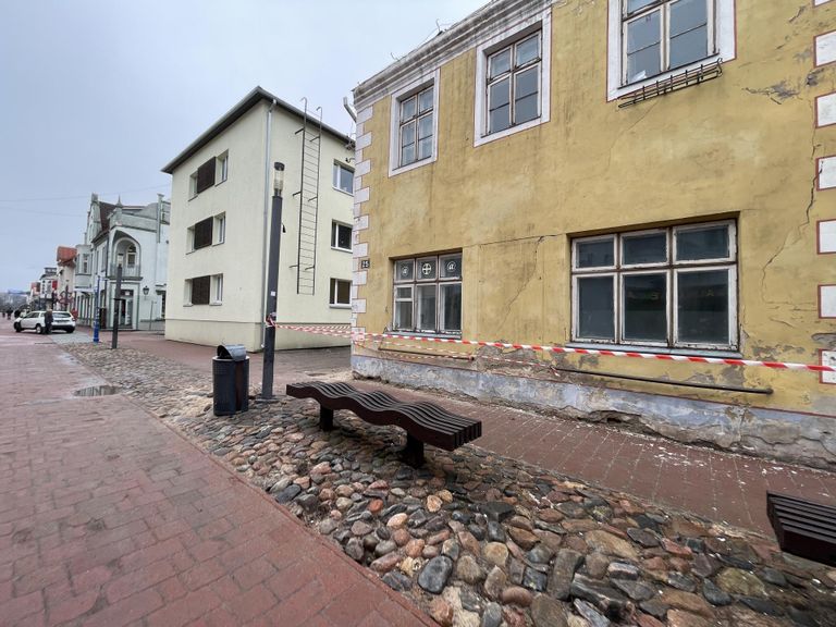 Pärast Pärnu Postimehe artikli ilmumist markeeriti laguneva katuse alune tänavaosa nii, et maja seina ääres enam käia ei saa.