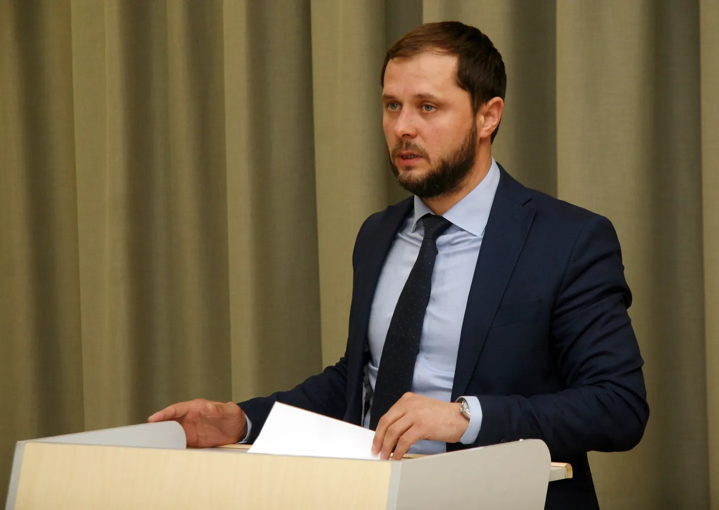 Jõhvi abivallavanem Aleksei Naumkini päästis neljapäeva ametikoha kaotamisest vaid üks hääl, mille jättis tema vastu andmata opositsiooni kuuluv Jõhvi põhikooli direktor Liina Mihkelson.