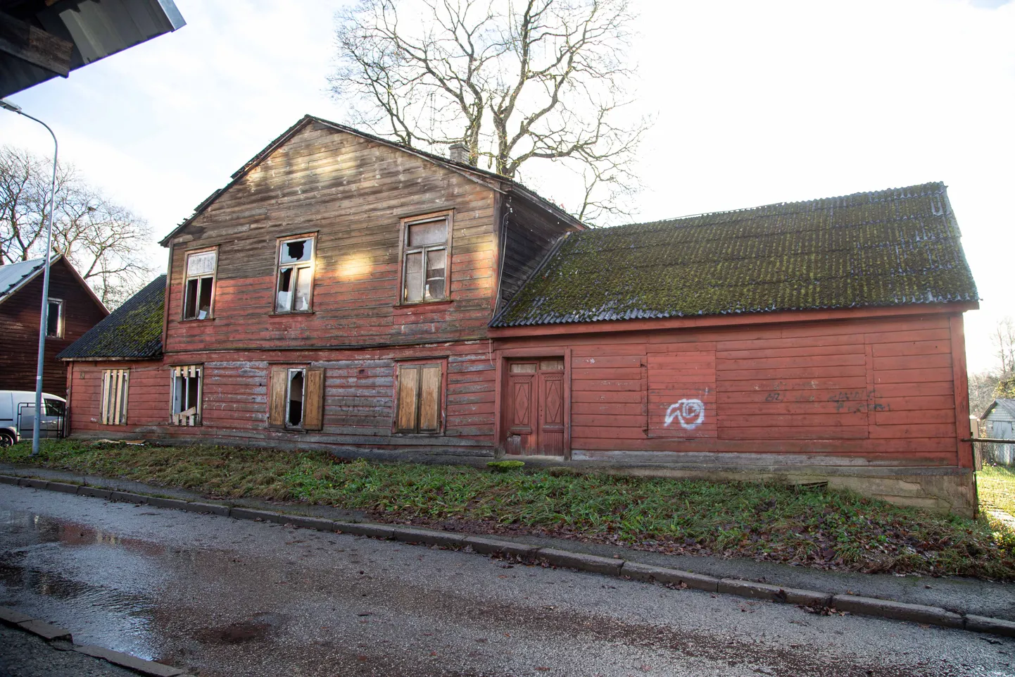 Valgas aadressil Uus 23 asuvas majas oli hiljuti tulekahju ja selle aknaid on sisse visatud. Tulevikus loodab vald hoone lammutada.
