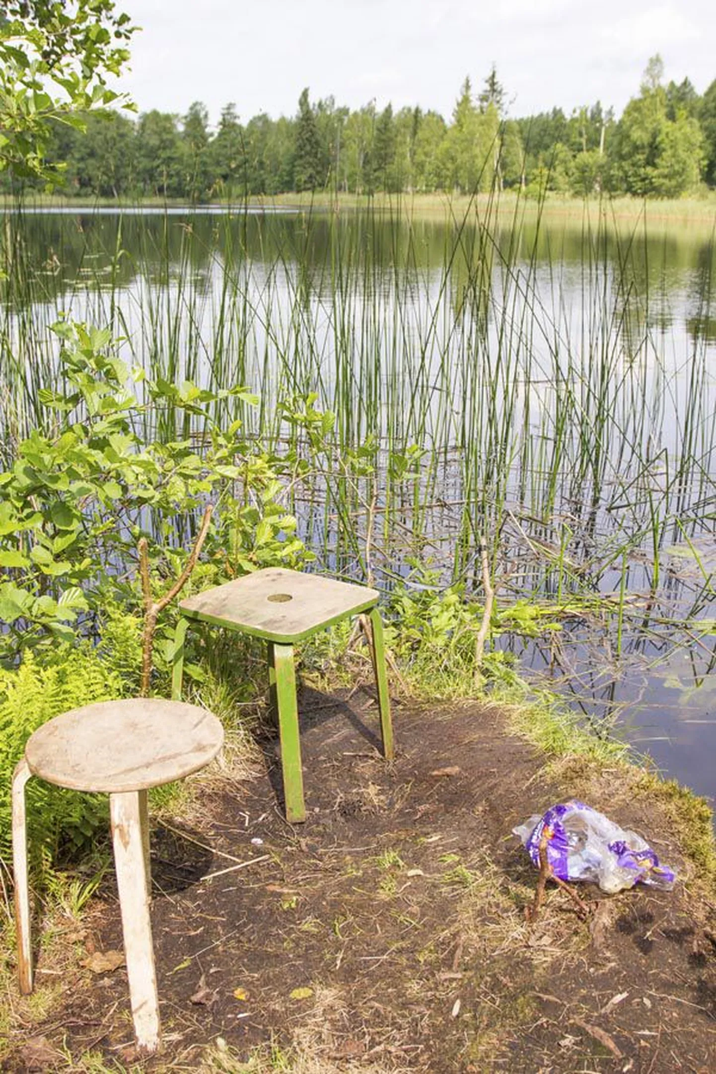 Taburetid lubavad arvata, et prahti jätavad Pärsti järve äärde poolsaarele maha õngitsejad.