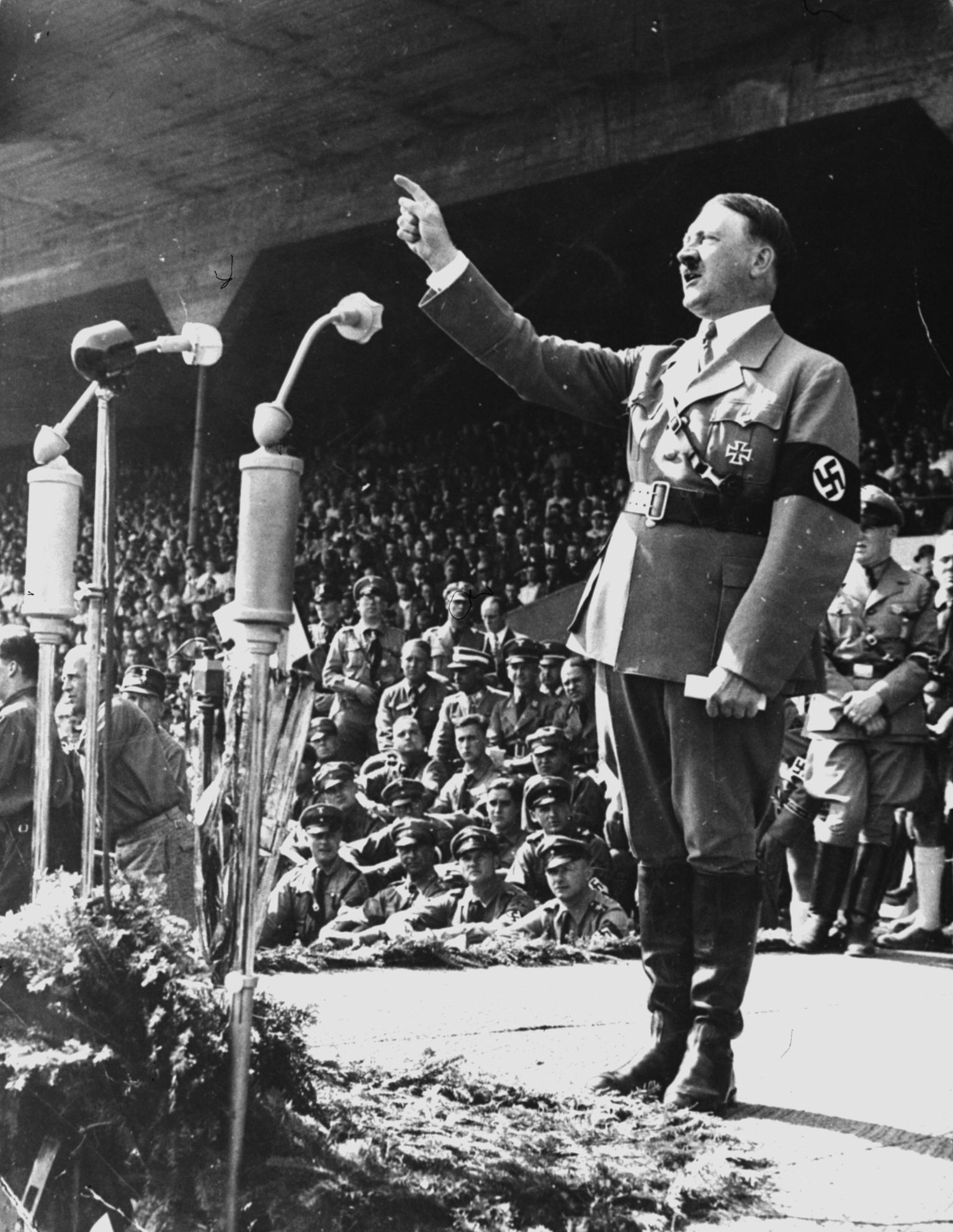 Adolf Hitler 1937. aastal kõnet pidamas.