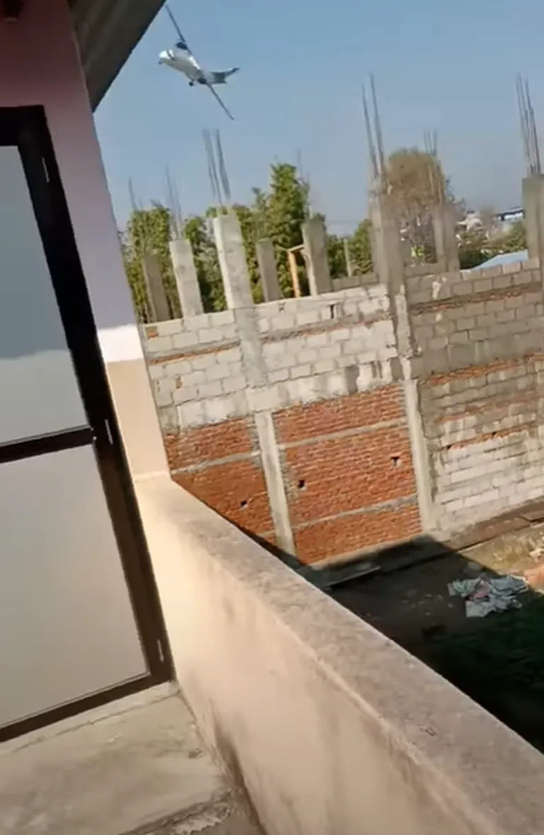 Yeti Airlinesi allakukkumine maa pealt filmituna. Lennuk tegi juba mitmendat Katmandu ja Pokhara vahelist lühilendu samal päeval.