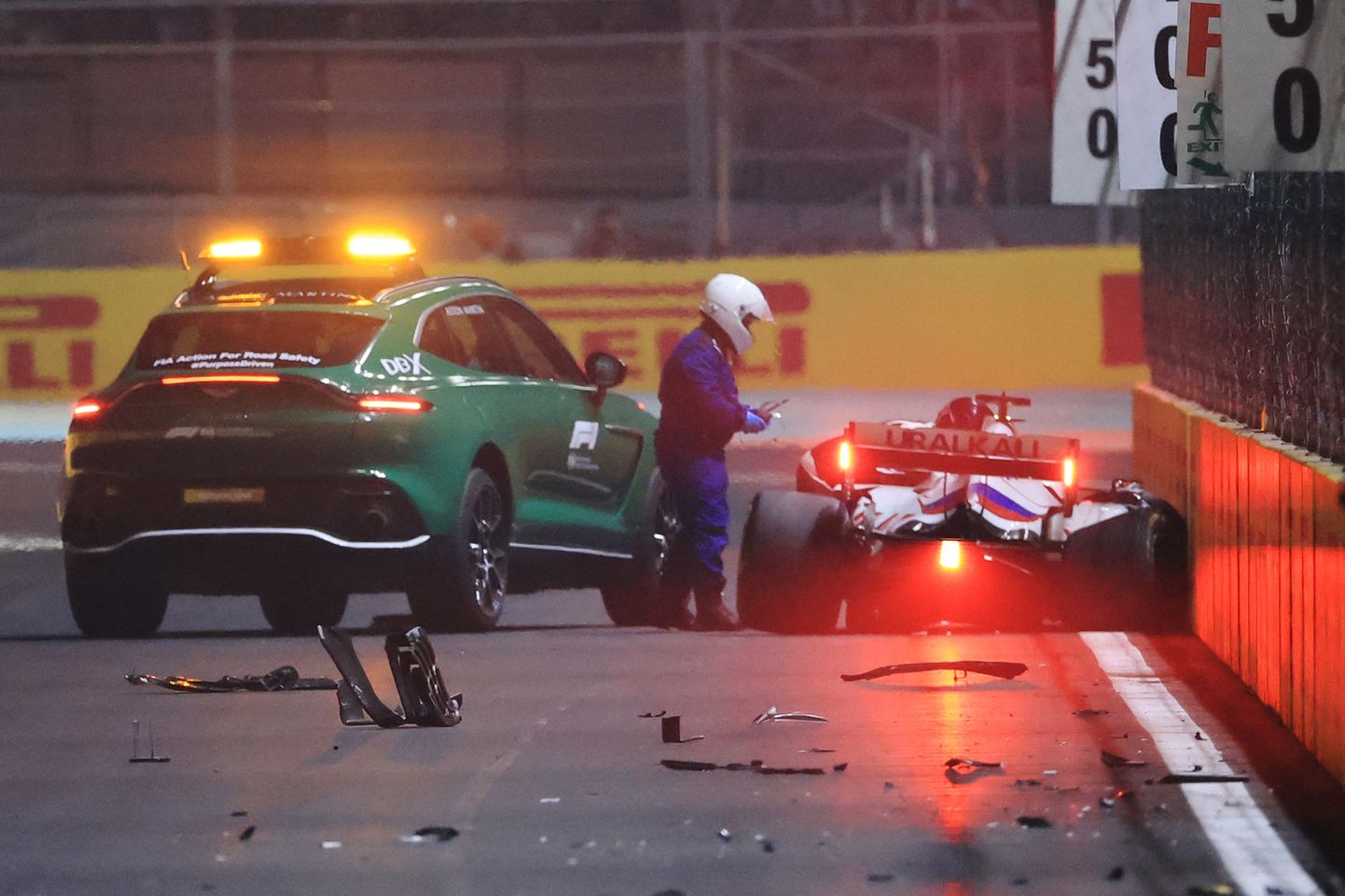 Saudi Araabia Grand Prixil katkestasid avariide tõttu mõlemad Haasi sõitjad - Mick Schumacher ja Nikita Mazepin. Pildil venelase katkine vormel.