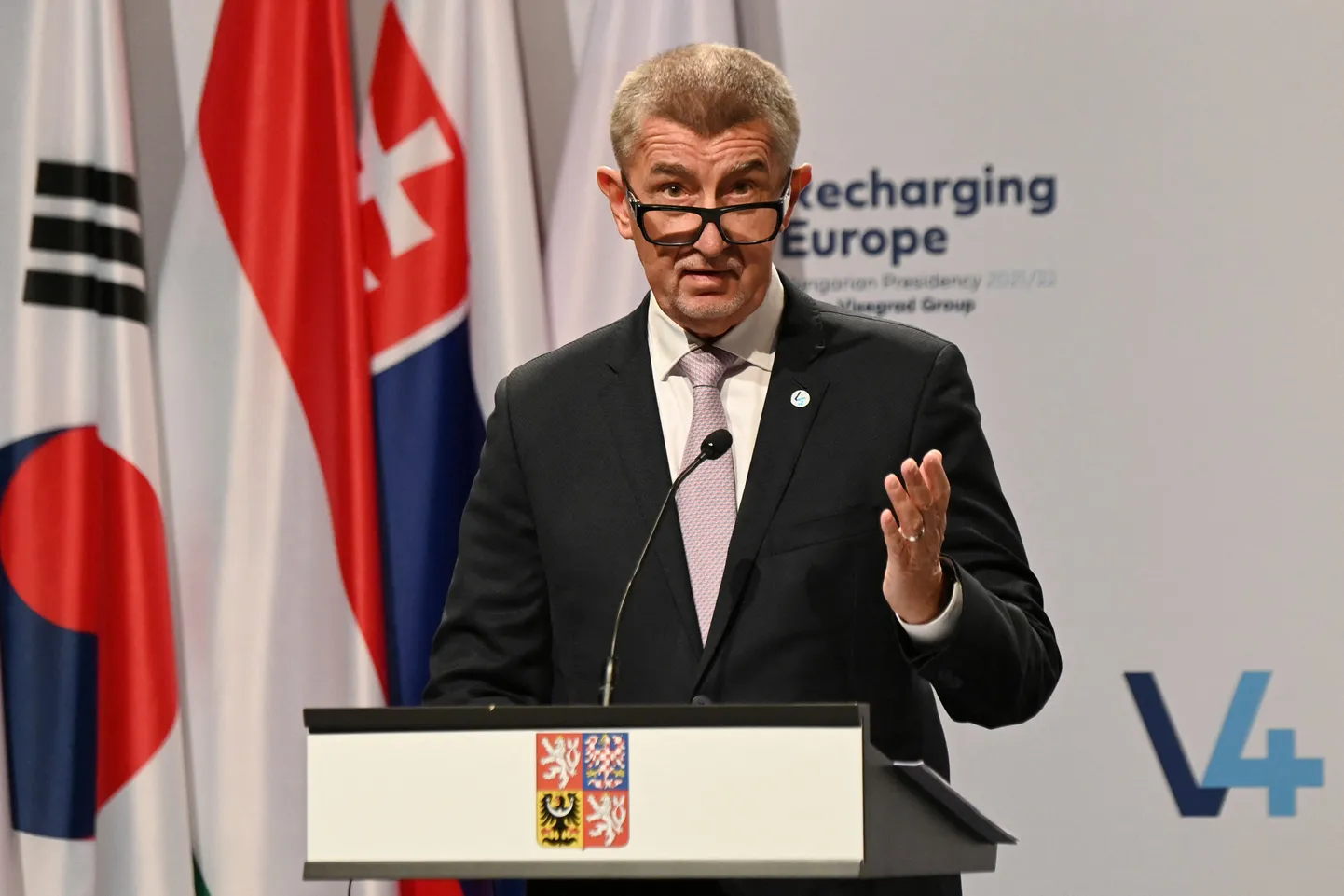 После поражения на парламентских выборах правительство Чехии во главе с премьер-министром Андреем Бабишем приняло решение об отставке.