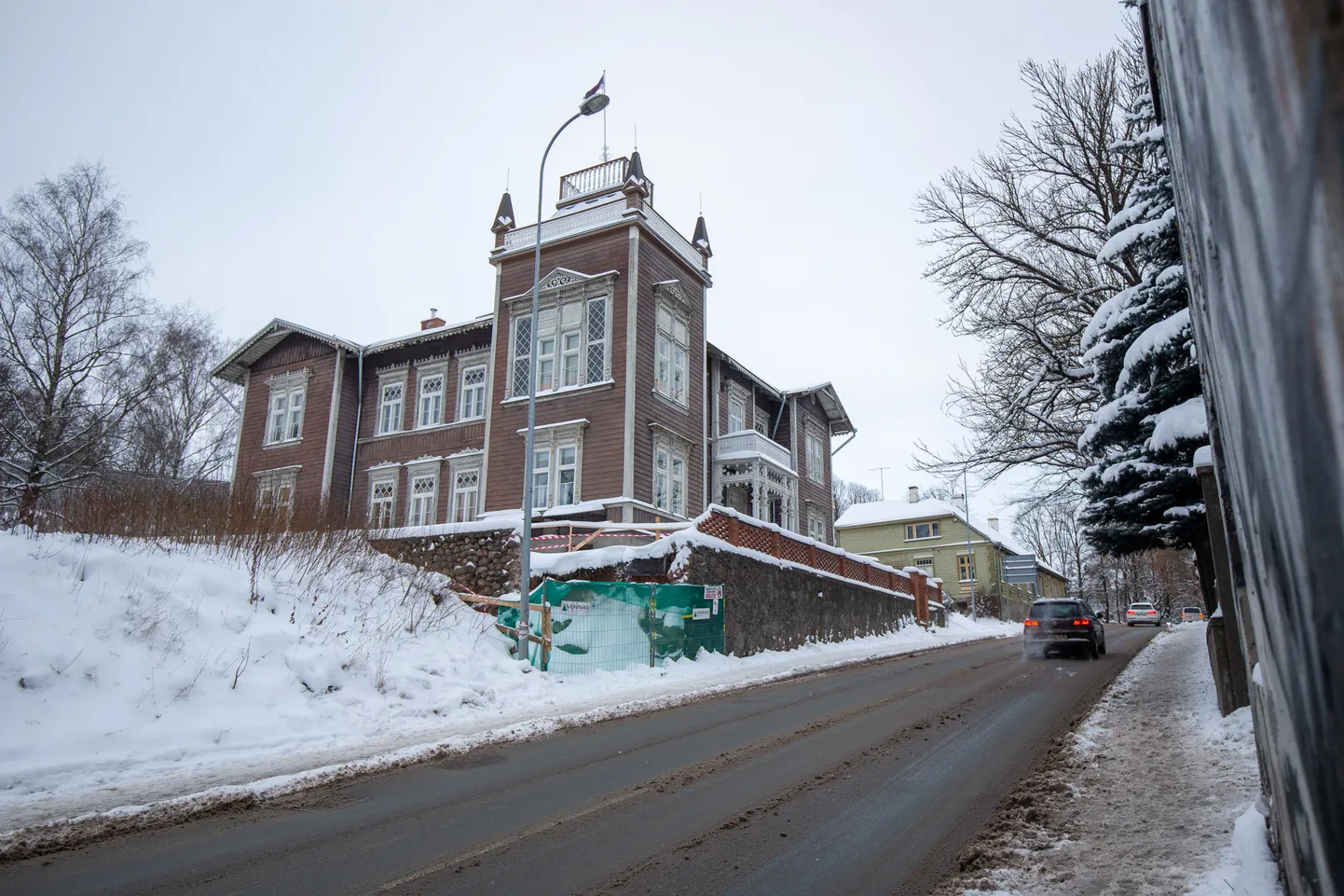 Korporatsiooni Fraternitas Liviensis konvendihoone värav oli nii kehvas seisus, et see lammutati täielikult maha ning asemele ehitatakse välimuselt võimalikult sarnane värav.