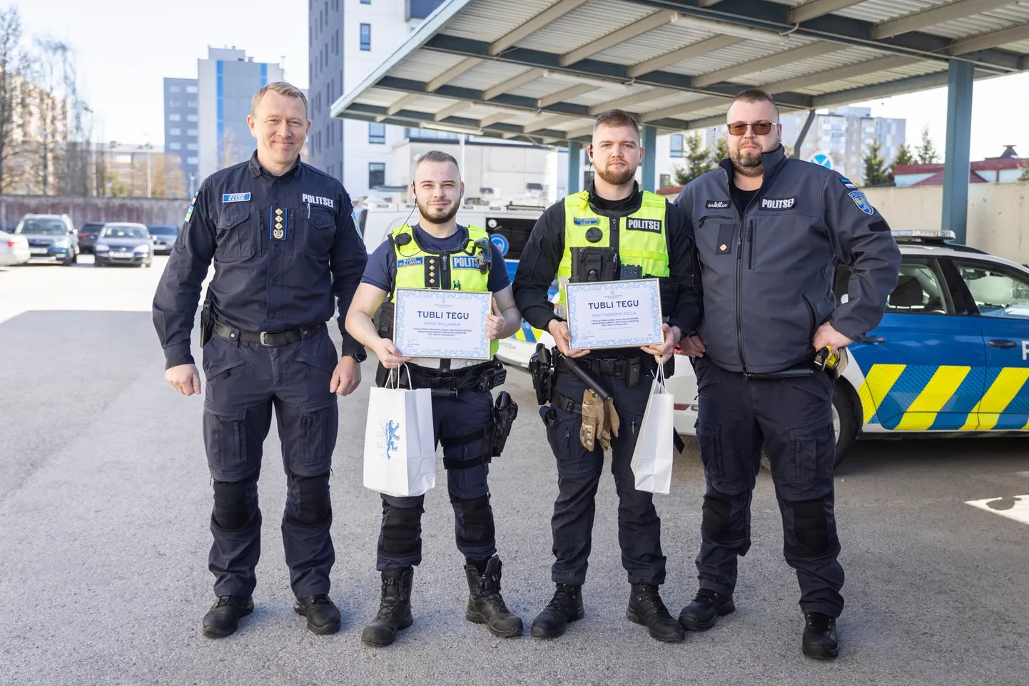 Prefekt Joosep Kaasik tunnustas eile Tubli Tegu tiitliga Ida-Harju patrullpolitseinik Raidot ja Kert-Hendrikut.