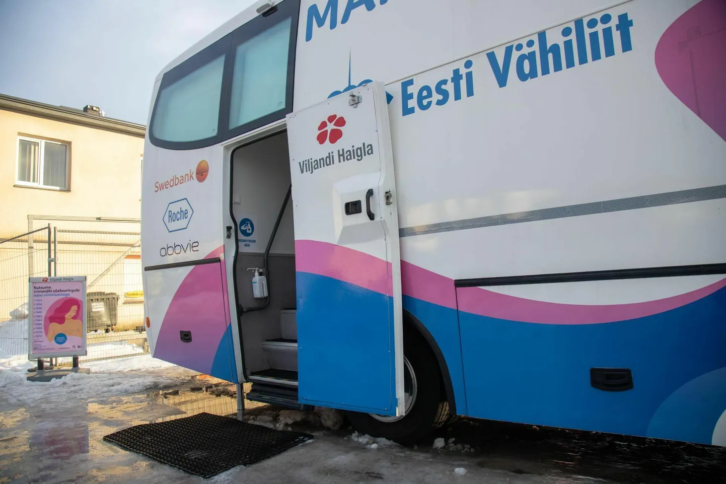 Naistel on üks vähiennetuse viise käia Viljandi haigla mammograafiabussis.