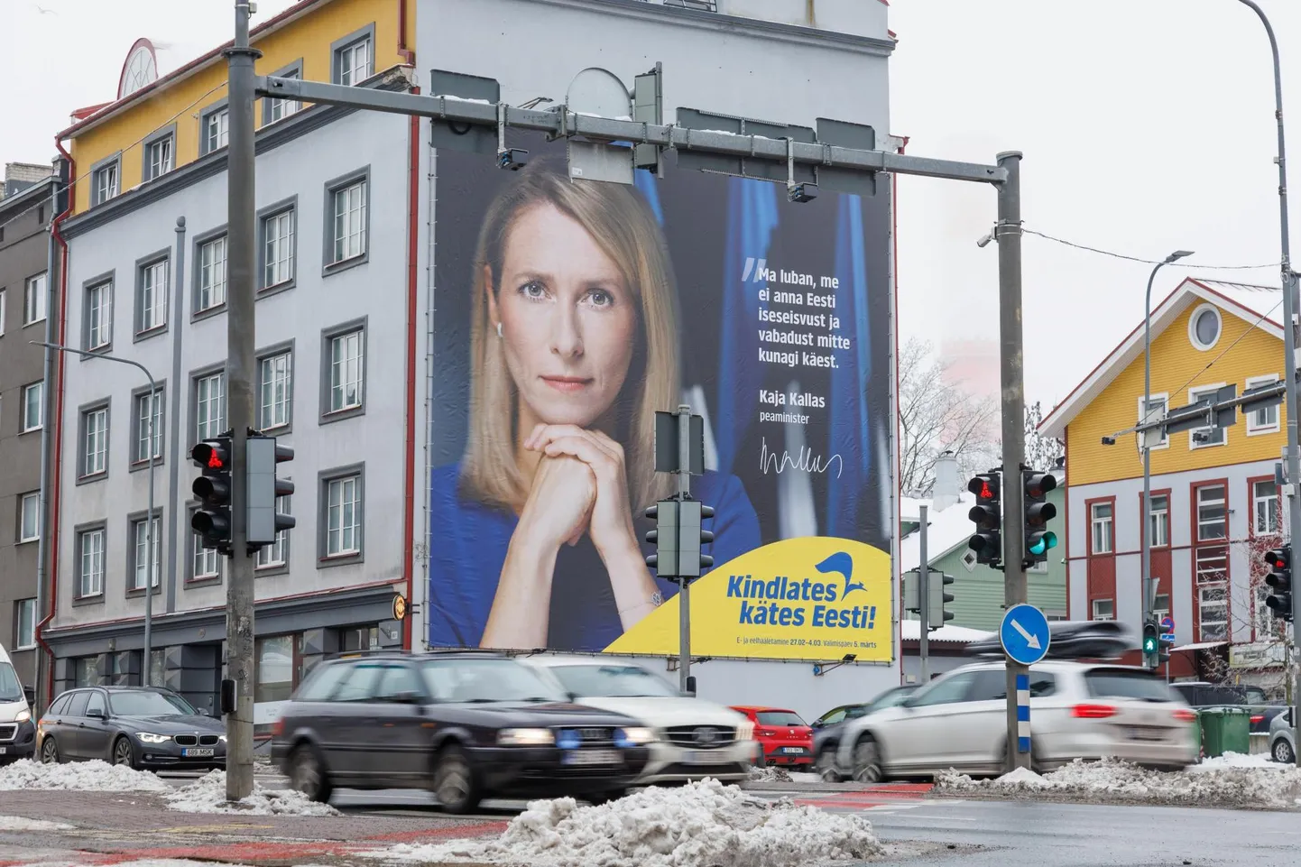 Peaminister Kaja Kallase majakõrgune valimisreklaam Tallinnas Tartu maanteel.