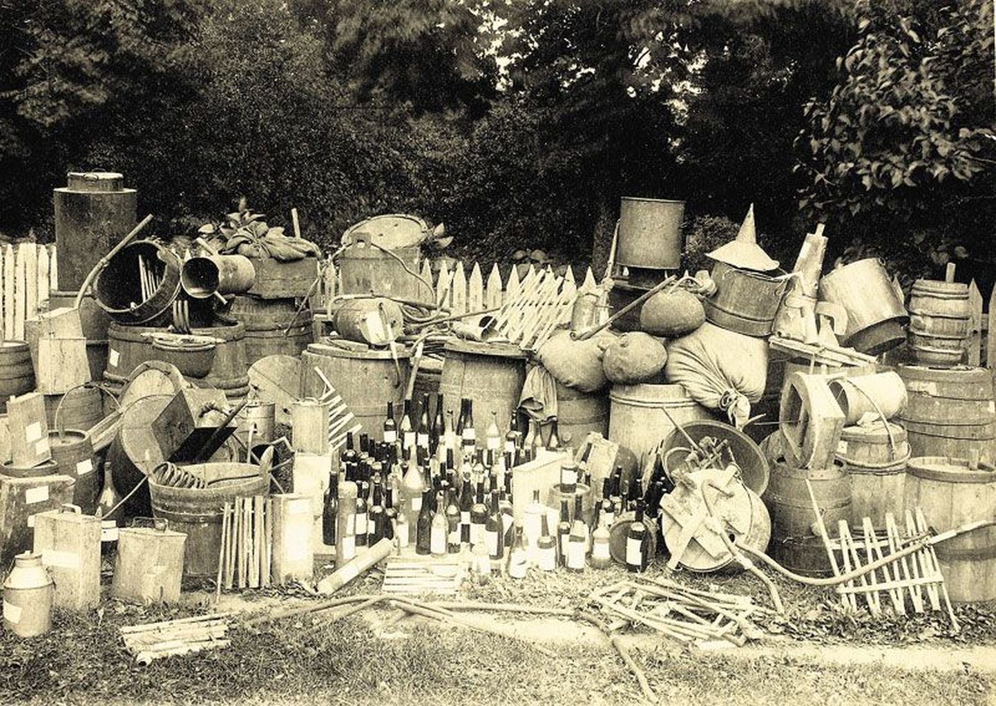 Juuresoleval pildil on vaid üks kogus piiritust ja viina ning puskariaparaate, mis läksid 1919. aastal sundhävitamisele.