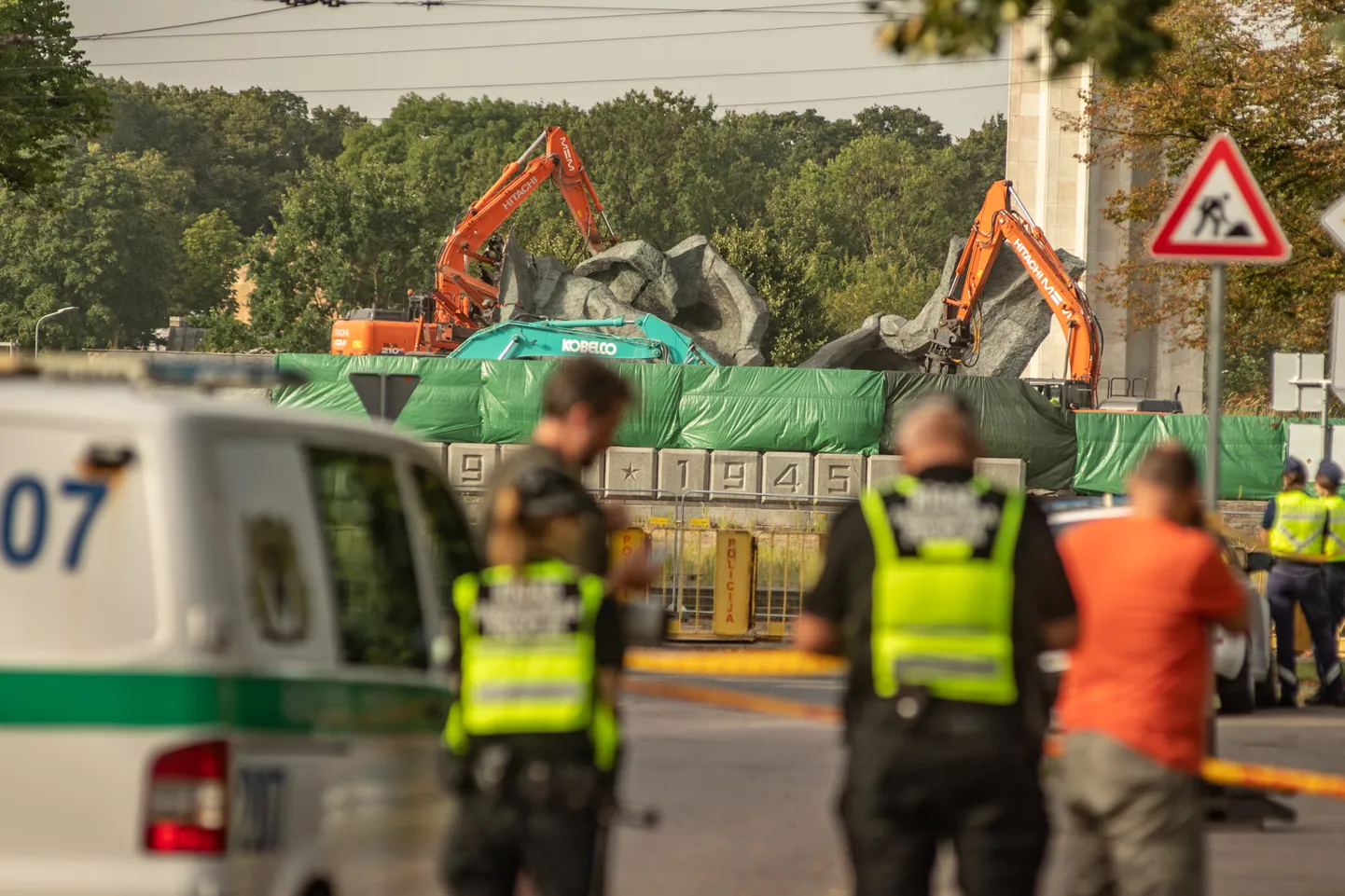 Okupantu pieminekļa laukumā Pārdaugavā demontēta sievietes tēla statuja