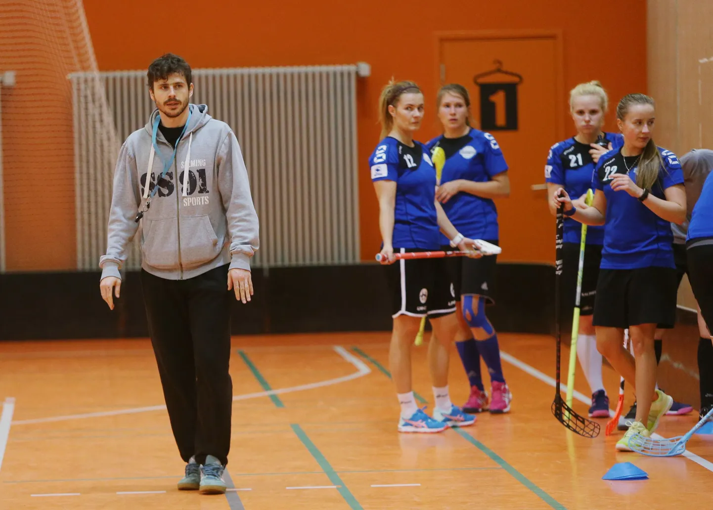 Kodusaalis peetud viimases trennis esmaspäeva õhtul harjutasid saalihokinaised peatreener Pavel Semjonovi juhendamisel läbi kiireid rünnakuid. Jäänud on veel neljapäevane treening Slovakkias ja reedel tuleb Austraalia vastu juba kõik oskused mängu panna.