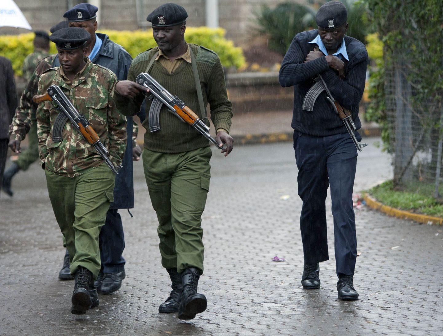 Keenia sõdurid ja politseinik.