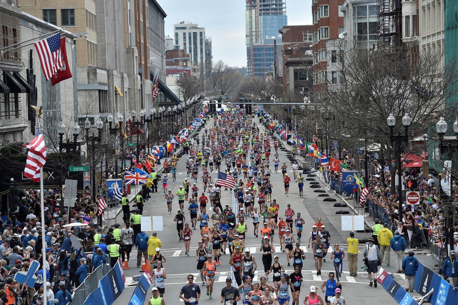 Bostoni maraton. Jooksjaterivi ulatub nii kaugele, kui silm seletab.