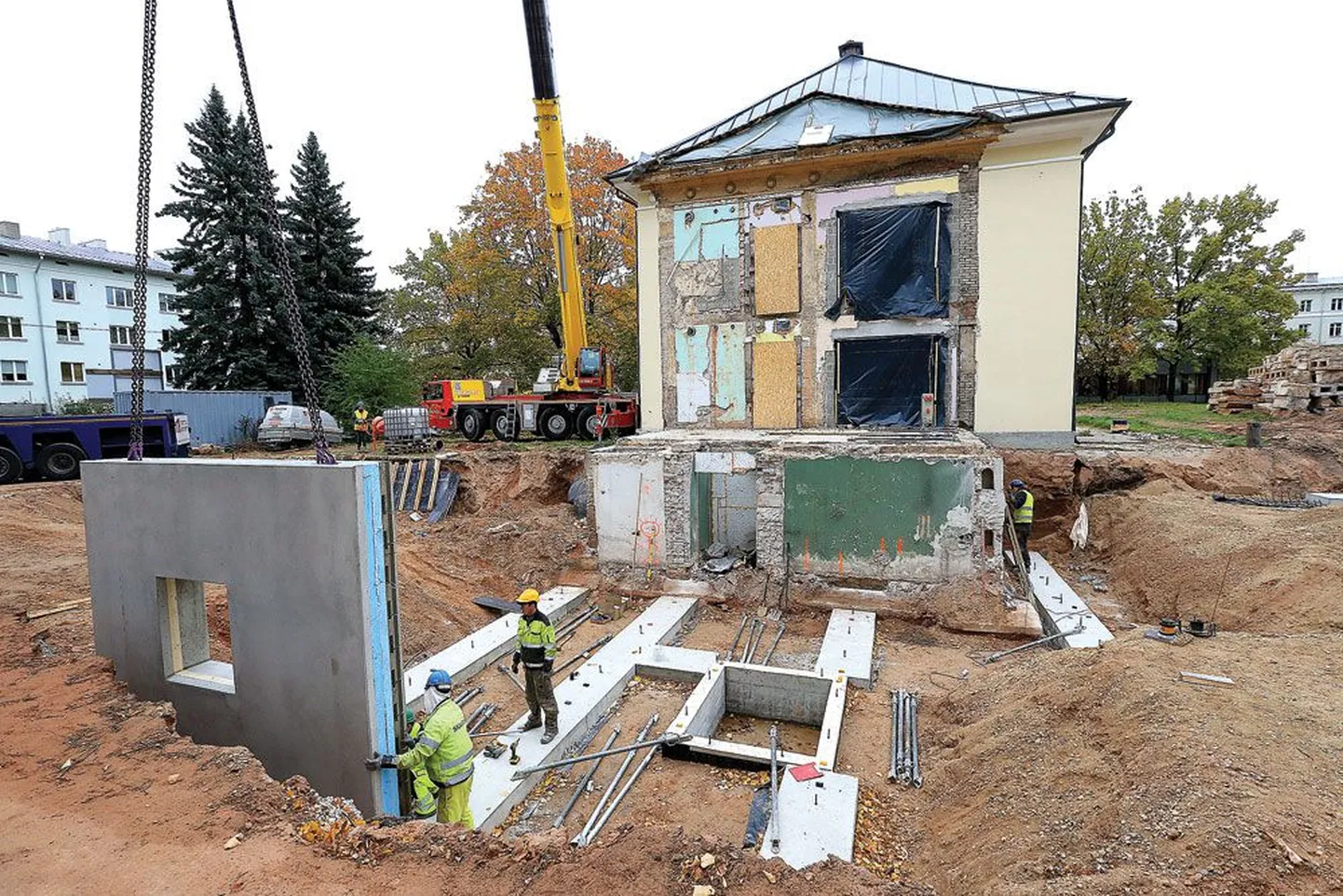 Akadeemia 2 krundil asuva Kesklinna lastekeskuse üks hoonetiib lammutati ja selle asemele kerkib senisest suurem hoone. Linna, ehitaja ja projekteerija vahel on aga tekkinud vaidlus, kelle süül pole projektis kirjeldatud korrektselt seda, millega tuleks täita vundamendialune pinnas.