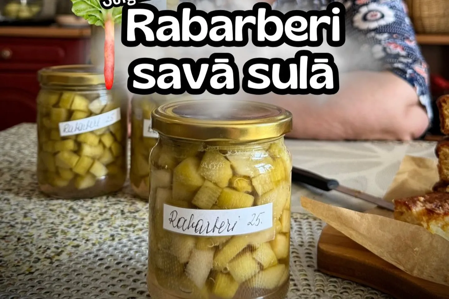 Rabarberi savā sulā.
