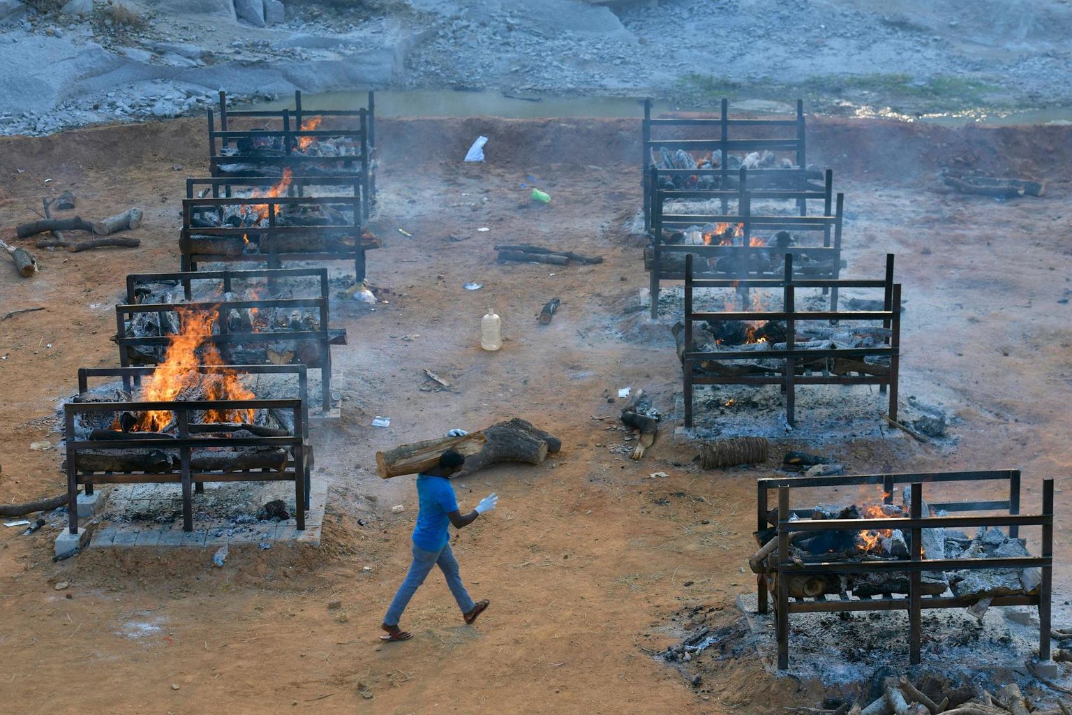 Koroonaviiruse tagajärjel surnute põletamine Bangalore’i eeslinnas. 