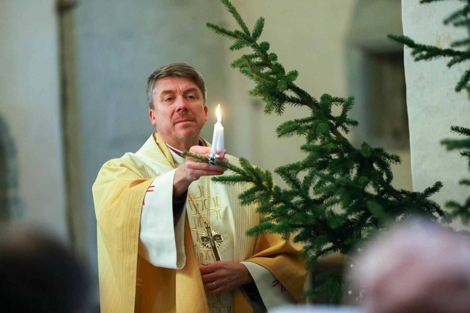 Peapiiskop Urmas Viilma süütas Haljala kirikus esimese advendiküünla.