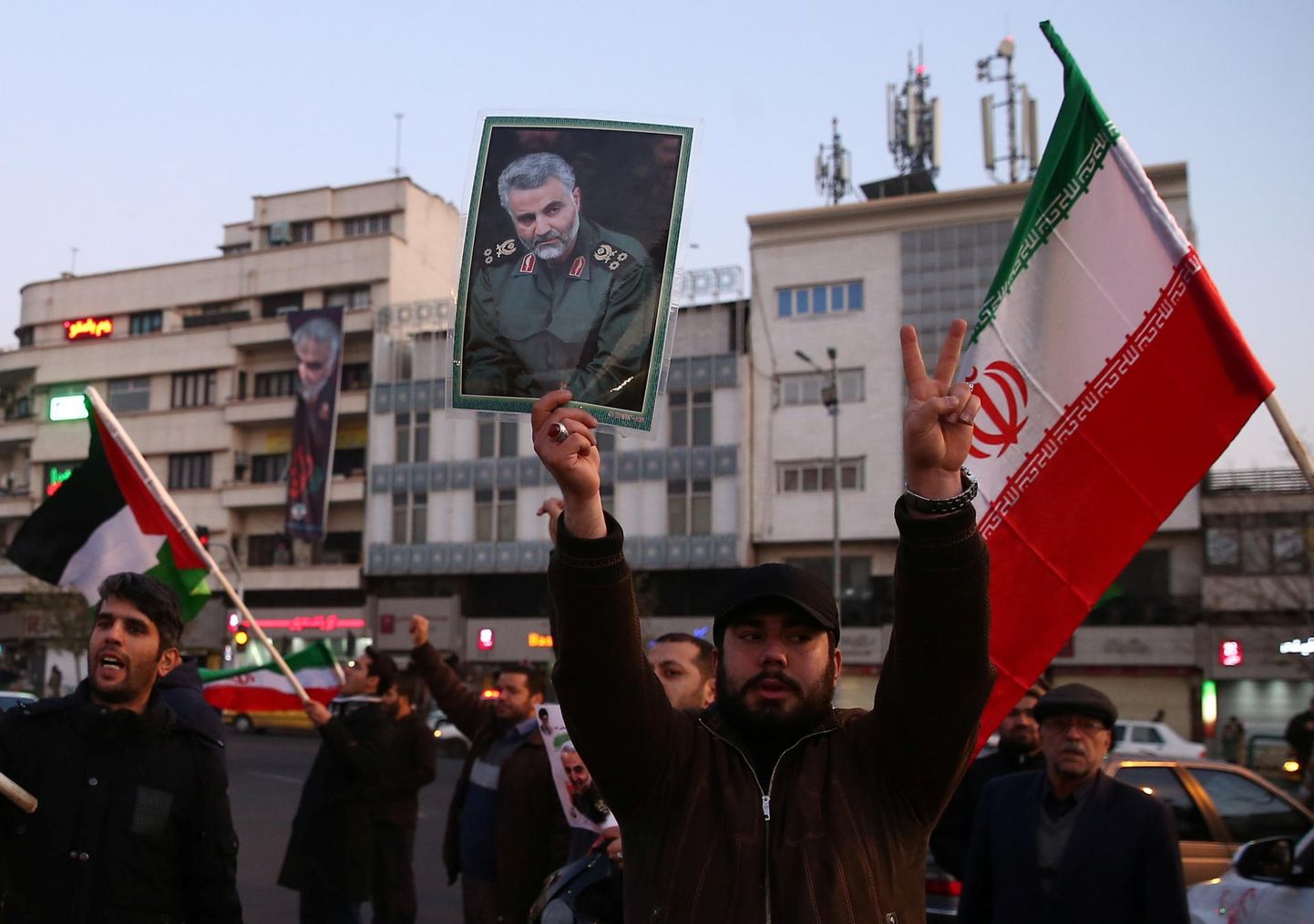 Iraanlased kogunesid eile tänavatele tähistama raketilööke USA juhitud koalitsioonivägede baasidele Iraagis.
