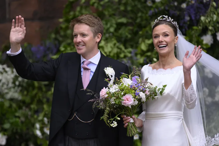 Briti Westminsteri hertsog Hugh Grosvenor ja Olivia Henson Chesteri katedraali ees.