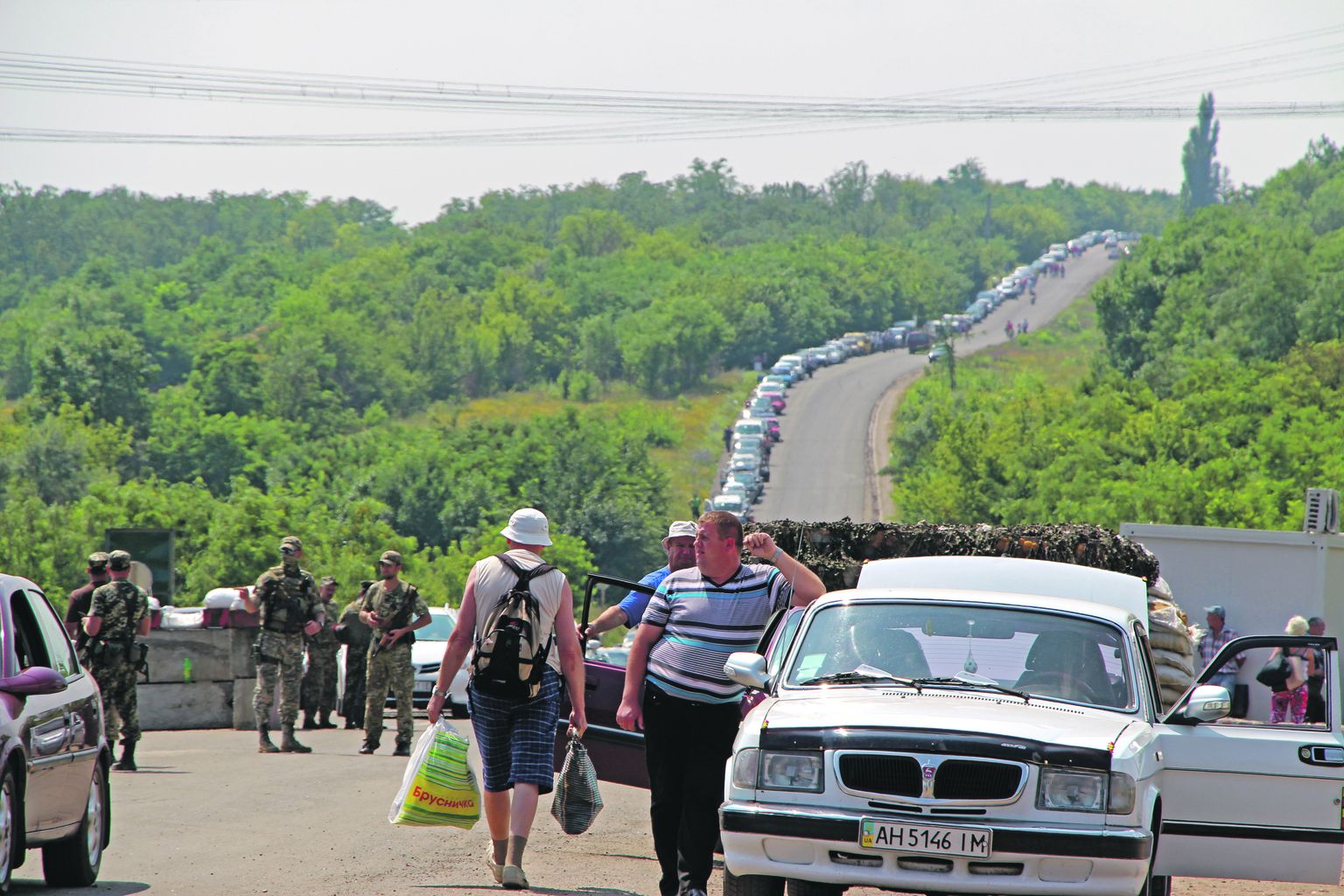 Очередь жителей Донецкой области на пропускном пункте в районе населенного пункта Бахмут.