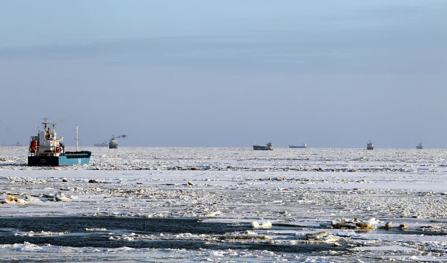 Laevad talvisel Liivi lahel jäämurdjat ootamas.