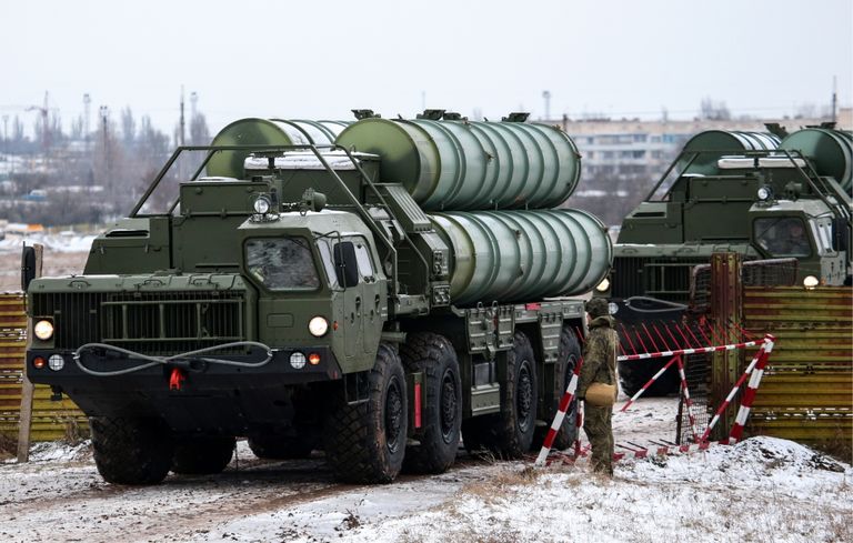 Между тем российские военные разместили зенитную ракетную систему С-400 "Триумф" в Джанкое, в 12 километрах от админграницы с Крымом