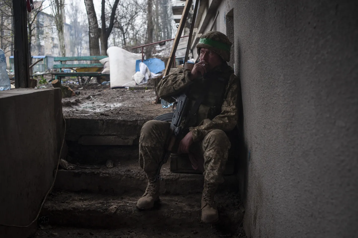 Ukraina sõdur puhkepausil lahinute keskmeks olevas Bahmutis.