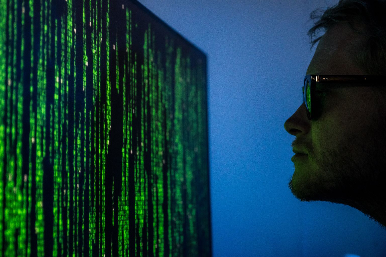 Людей часто склоняют к тому, чтобы загружать на свои компьютеры различные программы, с помощью которых злоумышленники могут получить личные данные человека, в том числе его банковские пароли и PIN-коды.