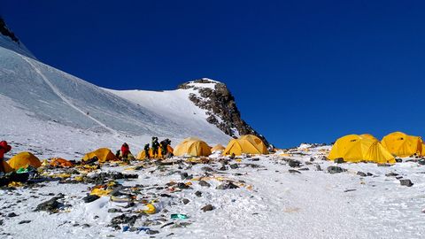 Тела погибших и тонны мусора: Эверест постигла печальная участь