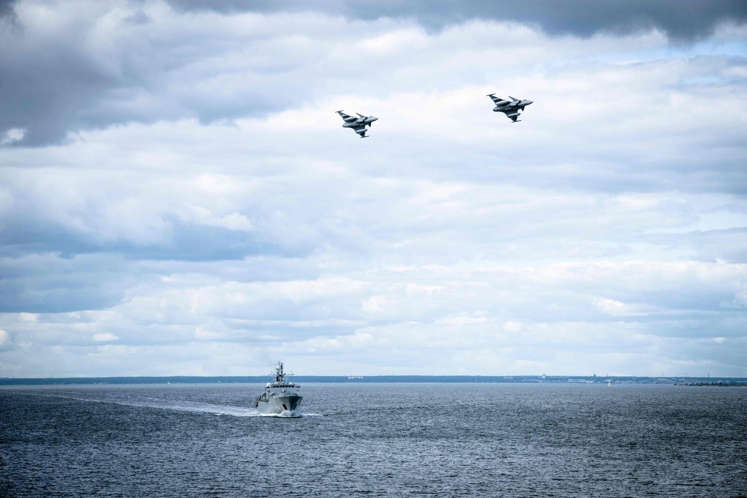 Rootsi relvajõudude sõjalaev ja kaks hävituslennukit JAS-37 Ojamaa ranniku lähistel 25. august 2020.