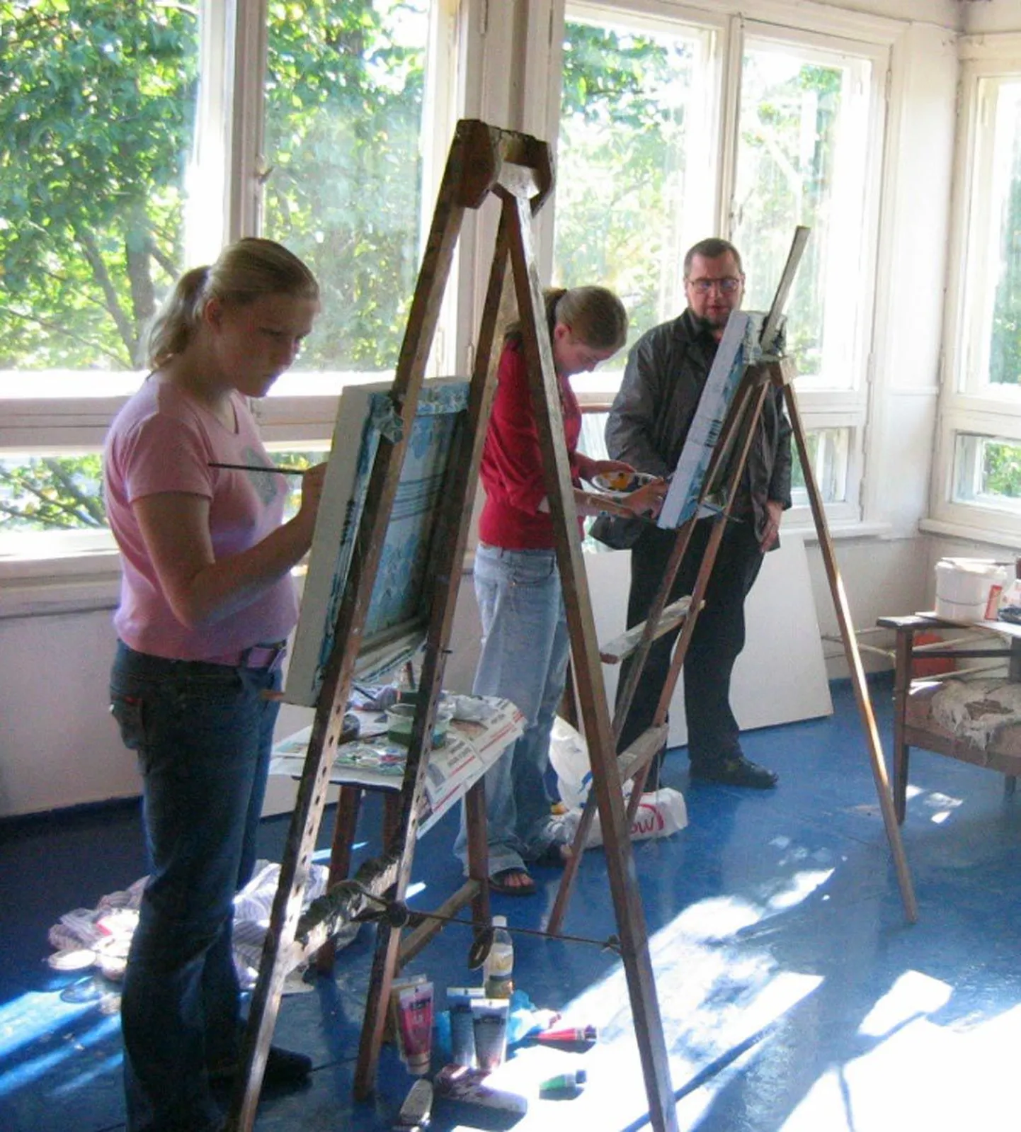 Maalimise töötoad valgusküllases Pärnu kunstnike majas on muutumas traditsiooniks.