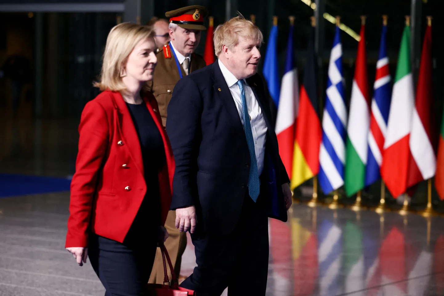 Briti peaminister Boris Johnson (paremal), välisminister Liz Truss (vasakul) ja Londoni sõjaline esindaja NATO juures Ben Bathurst (tagaplaanil).