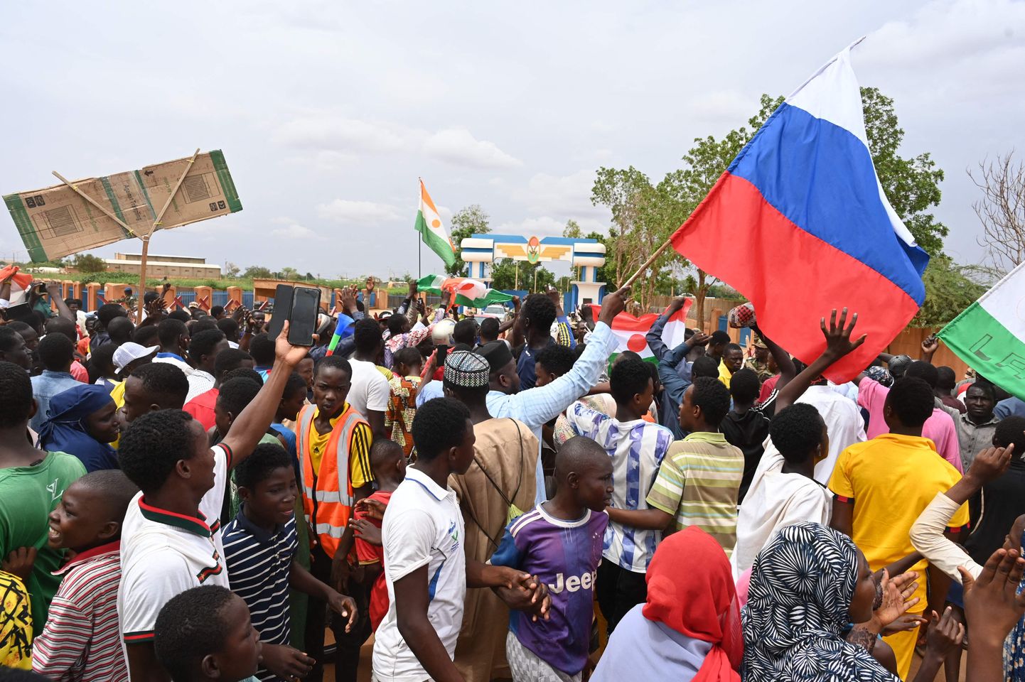 Nigeris 26. juulil riigipöördega võimu haaranud Kodumaa Kindlustamise Riikliku Nõukogu (CNSP) toetajad kogunesid reedel, 11. augustil pealinna Niamey lähedal asuva Prantsuse armeebaasi juurde.