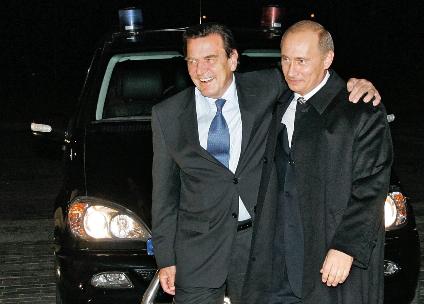(No kreisās) Gerhards Šrēders un Vladimirs Putins. 2005. gads.