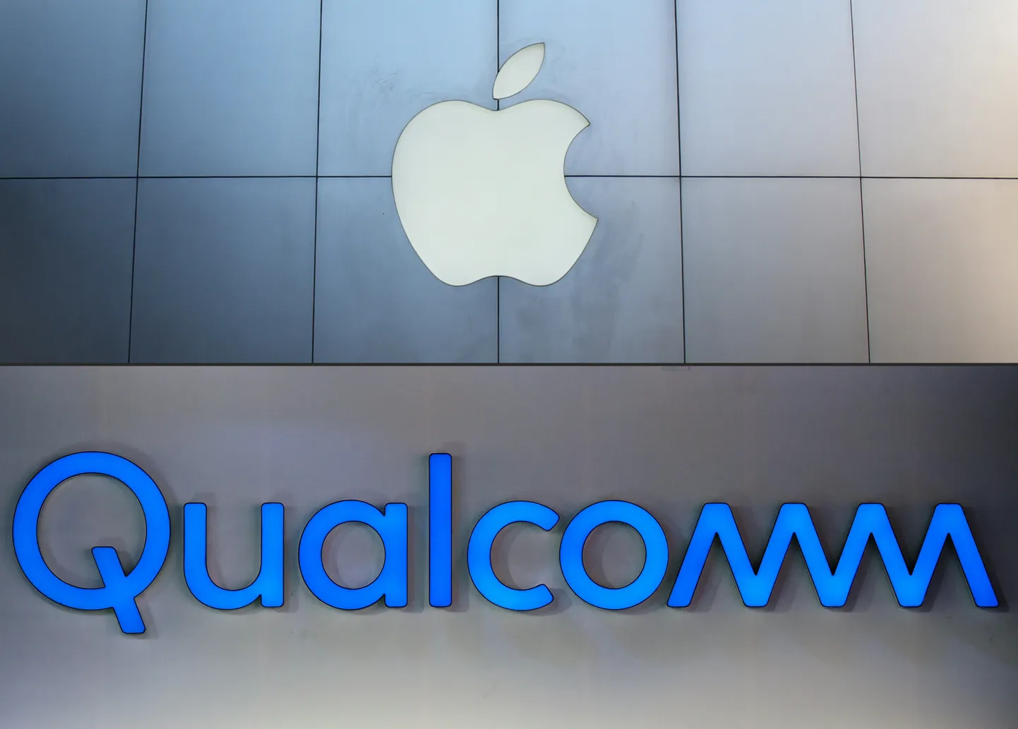 Selline logode kombinatsioon ilmus eile Apple'i Pekingi poes pärast seda kui kokkuleppe sõlmimisest teada anti.
