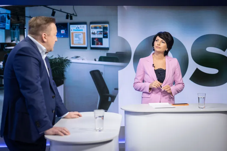 Студия Postimees: кризис добрался до рынка недвижимости? / Одежда ведущей: Tallinna Kaubamaja / Hugo Boss